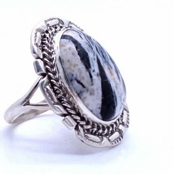 NAVAJO HANDMADE .925 STERLING SILVER WHITE BUFFALO RING - SIGNED & STAMPED. - Picture 2 of 5